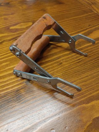 Pinza per telai apicoltura