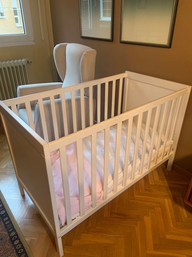 Cuna blanca madera con colchón (nordico, sabanas)