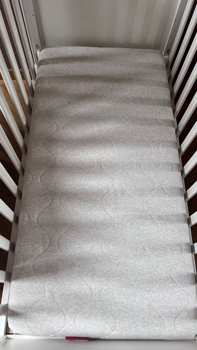 Cuna blanca madera con colchón (nordico, sabanas)