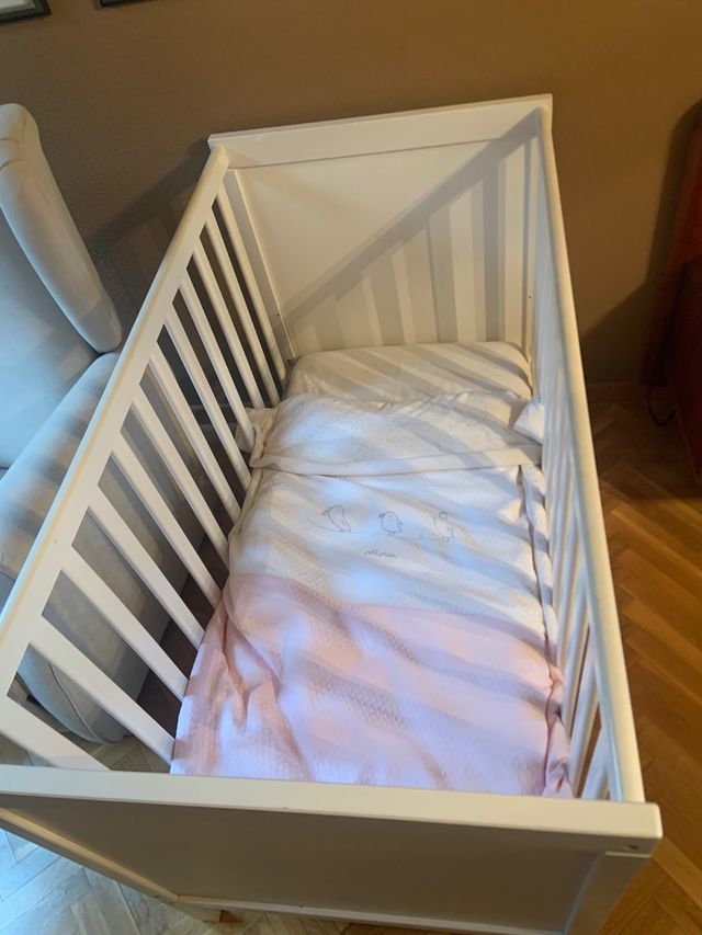 Cuna blanca madera con colchón (nordico, sabanas)