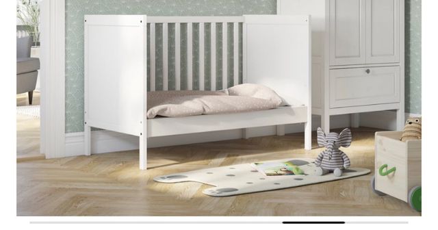 Cuna blanca madera con colchón (nordico, sabanas)