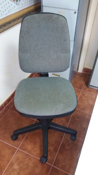 DESPACHO OFICINA, 3 MESAS, 2 ARMARIOS Y 2 CAJONERA