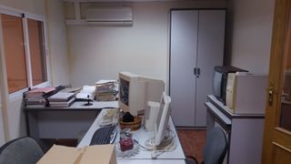 DESPACHO OFICINA, 3 MESAS, 2 ARMARIOS Y 2 CAJONERA