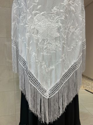Mantón bordado de pico blanco