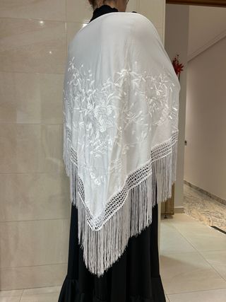 Mantón bordado de pico blanco