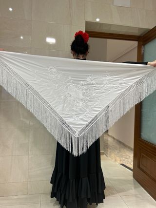 Mantón bordado de pico blanco