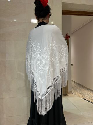 Mantón bordado de pico blanco