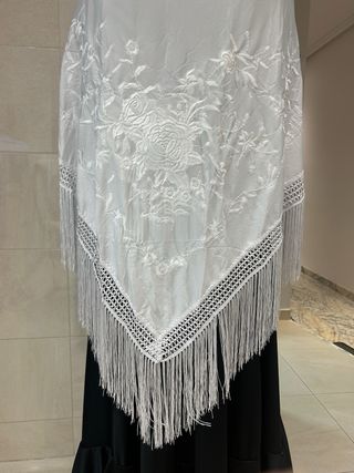Mantón bordado de pico blanco