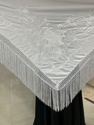 Mantón bordado de pico blanco