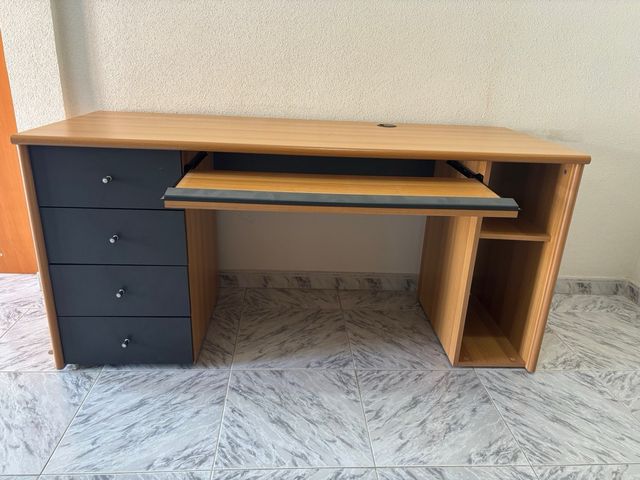 Escritorio de madera