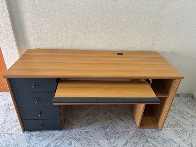 Escritorio de madera