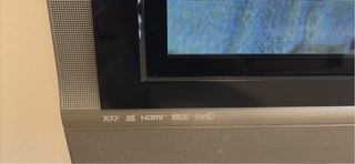 Television  grande con soporte de pared fijo.
