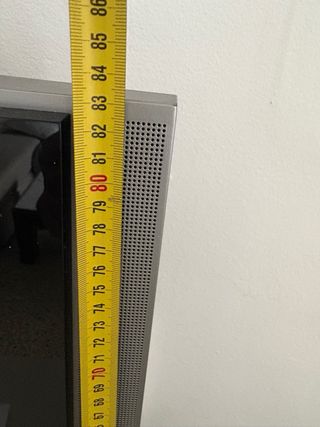 Television  grande con soporte de pared fijo.
