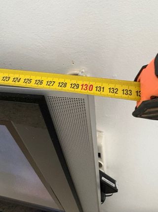 Television  grande con soporte de pared fijo.
