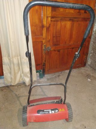 Maquina cortacésped manual.