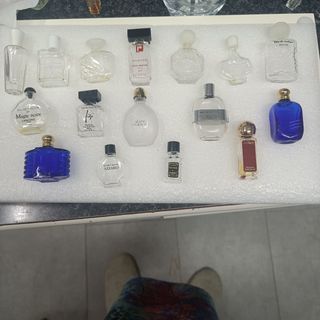 Bottiglie di profumo vuote