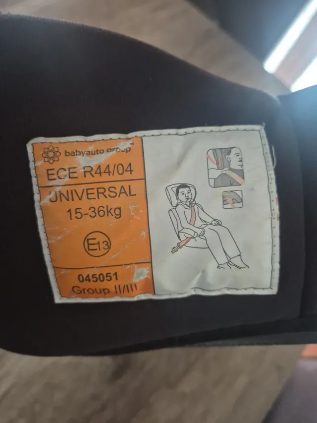 Sillita elevadora de coche para niños.