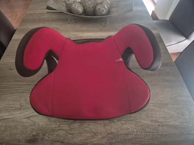 Sillita elevadora de coche para niños.