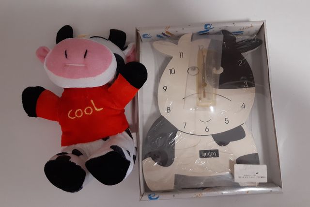 Reloj y peluche de baca