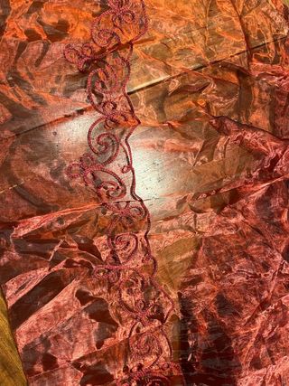 Tenda rossa con ricamo