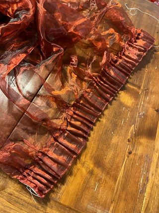 Tenda rossa con ricamo