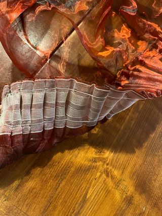 Tenda rossa con ricamo