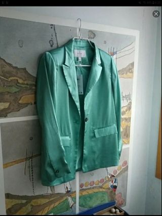 Traje pantalón con etiquetas
