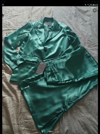 Traje pantalón con etiquetas