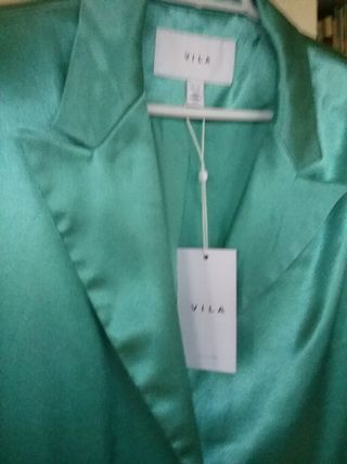 Traje pantalón con etiquetas