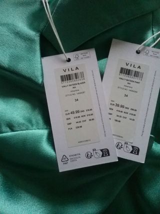 Traje pantalón con etiquetas