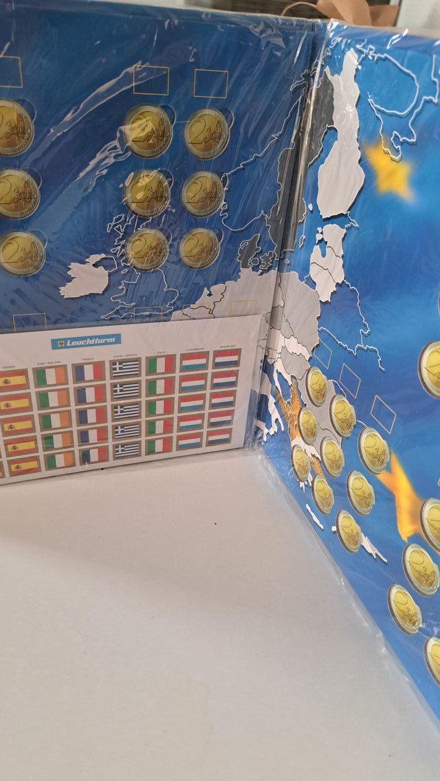 Livro de moedas em euros com bandeiras