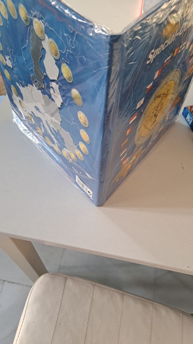 Livro de moedas em euros com bandeiras