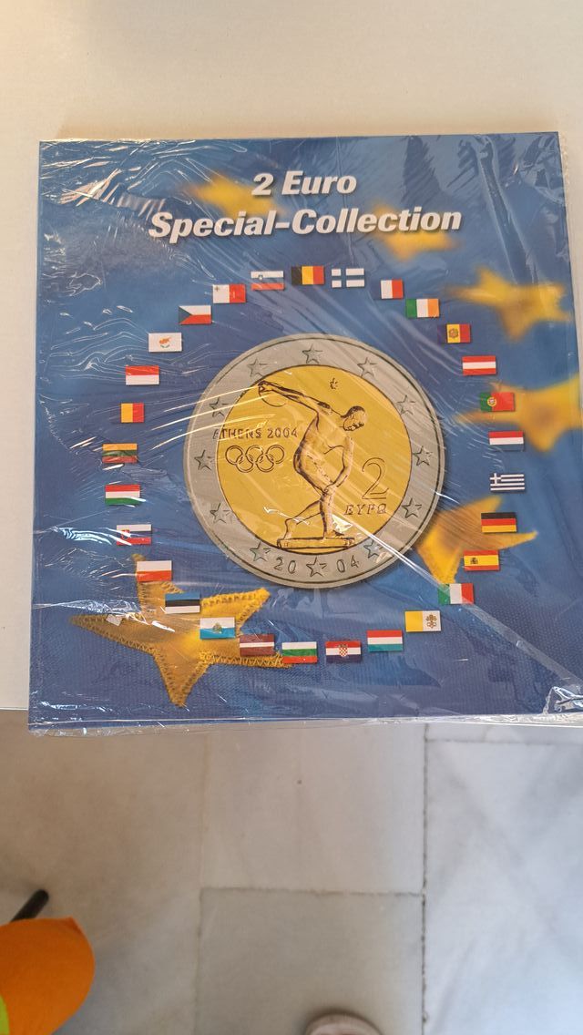 Livro de moedas em euros com bandeiras