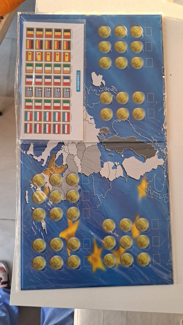 Livro de moedas em euros com bandeiras