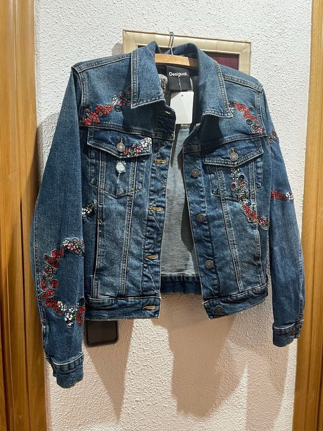 Chaqueta vaquera súper mona desigual