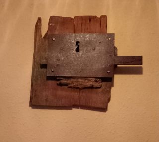 Cerradura de forja antigua sobre madera