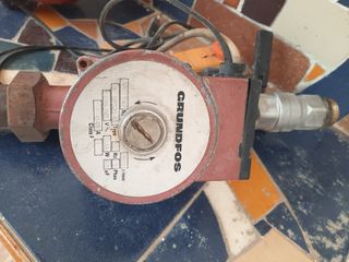 Bomba agua grundfos y vaso de expansion