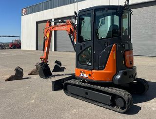 MINI EXCAVADORA DE GOMAS HITACHI ZX 33 U.