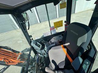 MINI EXCAVADORA DE GOMAS HITACHI ZX 33 U.