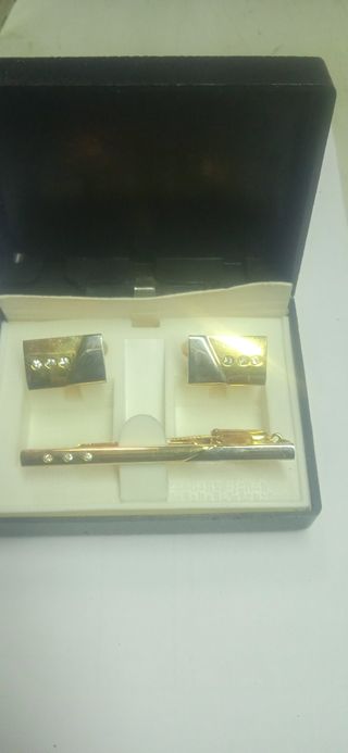 Gemelos y prendedor de corbata