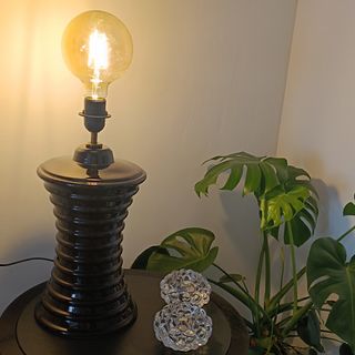 Lámpara de mesa en cerámica esmaltada.