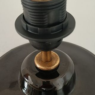 Lámpara de mesa en cerámica esmaltada.