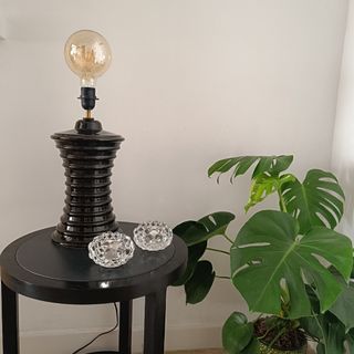 Lámpara de mesa en cerámica esmaltada.