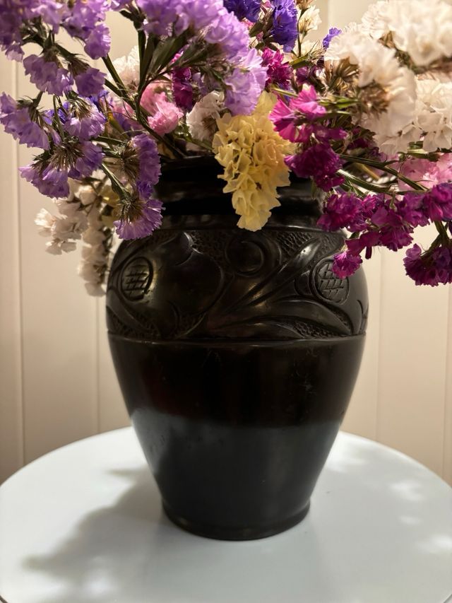 Vasija / Florero negro cenefa labrada