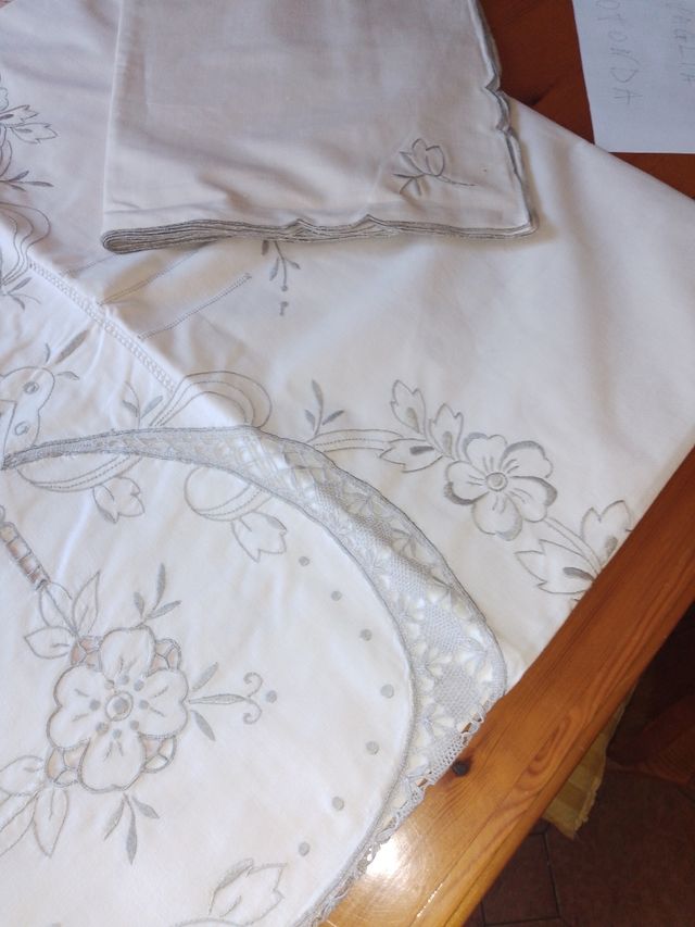 Tovaglia rotonda ricamata