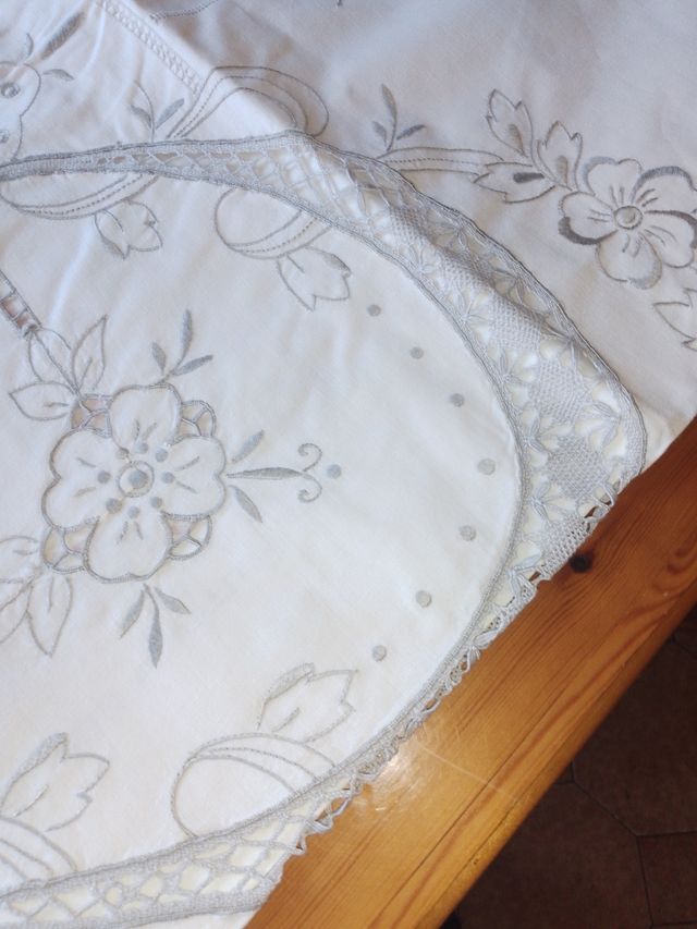 Tovaglia rotonda ricamata