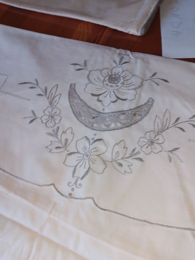 Tovaglia rotonda ricamata