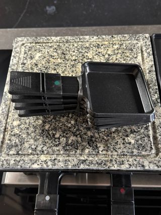 SEVERIN RACLETTE CON PIEDRA NATURAL Y PLACA DE GRILL+ 8 SARTENES.