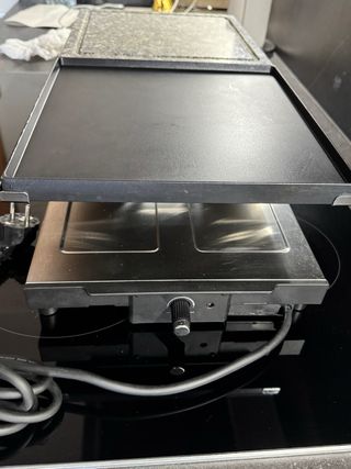 SEVERIN RACLETTE CON PIEDRA NATURAL Y PLACA DE GRILL+ 8 SARTENES.