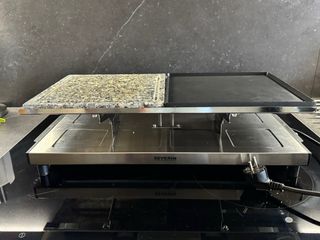 SEVERIN RACLETTE CON PIEDRA NATURAL Y PLACA DE GRILL+ 8 SARTENES.